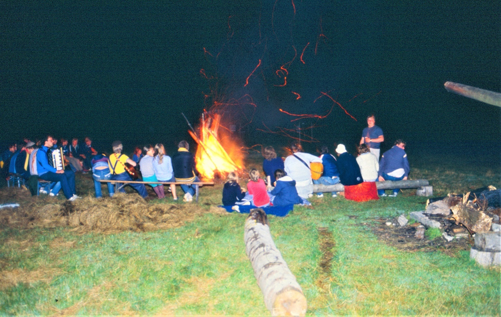 nachts am Lagerfeuer